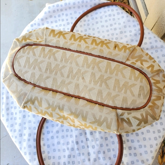 Michael Kors Signature Canvas & Leather Brown Cream EW Ring Tassel Shoul… - Picture 10 of 16